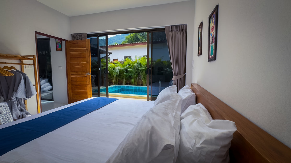 Secret tree pool house / month