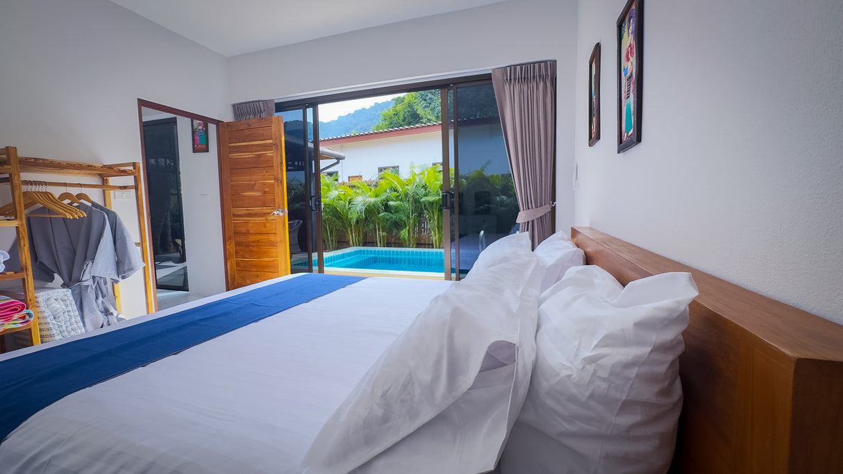 Secret tree pool house / month