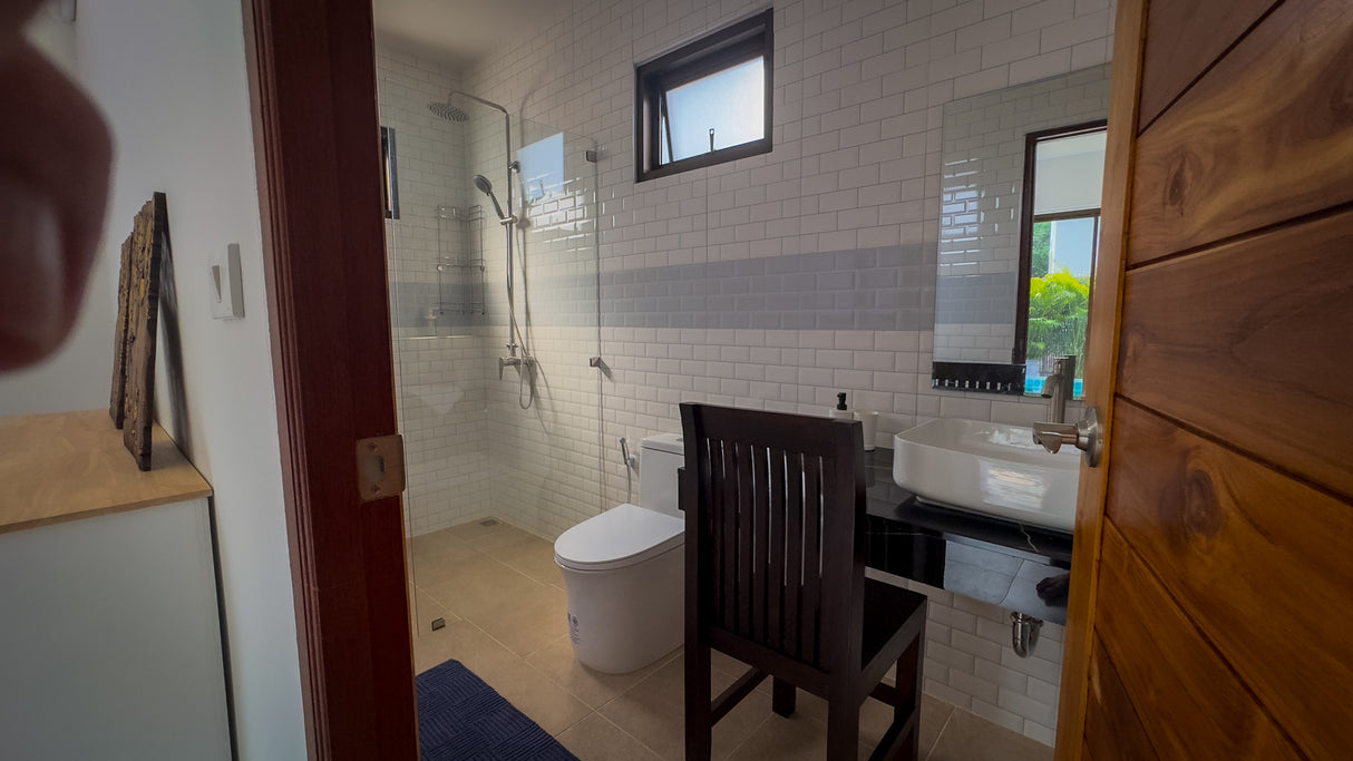 Secret tree pool house / month